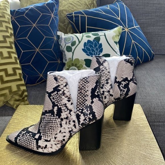 NEW Vince Camuto Genedy Pointed Toe Suede Boot OXFORD Womens Size 7 - Picture 7 of 7